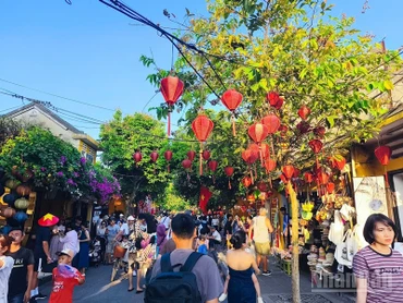 Du khách tham quan phố cổ Hội An. (Ảnh: HUY LÊ)