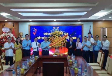 Đoàn công tác Ban Tuyên giáo và Dân vận Trung ương thăm và chúc mừng Đài Tiếng nói Việt Nam.