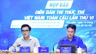 Từ phải qua: Phó Chủ tịch Thường trực Hội Liên hiệp Thanh niên Việt Nam Nguyễn Kim Quy và Giáo sư, Tiến sĩ Trần Xuân Bách chủ trì buổi họp báo.