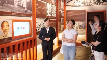 Du khách tham quan Khu di tích Chủ tịch Hồ Chí Minh tại Côn Minh, tỉnh Vân Nam, Trung Quốc.