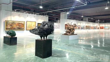 Không gian trưng bày các tác phẩm mỹ thuật tại Triển lãm “80 năm hành trình Độc lập-Tự do-Hạnh phúc”.