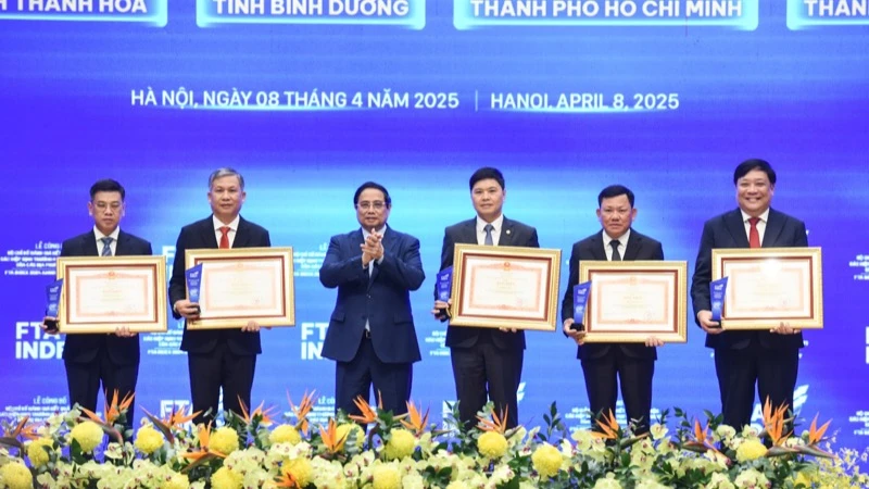 Thủ tướng Phạm Minh Chính trao Bằng khen tặng 5 tỉnh, thành phố có thành tích xuất sắc trong việc đánh giá kết quả thực hiện FTA Index 2024 (Ảnh: TRẦN HẢI).