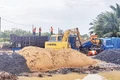 Lực lượng thi công Dự án Đường tỉnh 927 tranh thủ trở lại công trường sau cơn mưa.