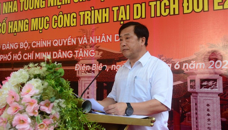 Đồng chí Vừ A Bằng, Phó Chủ tịch Ủy ban nhân dân tỉnh Điện Biên giao nhiệm vụ cho chủ đầu tư và các đơn vị thi công. 3a.jpg