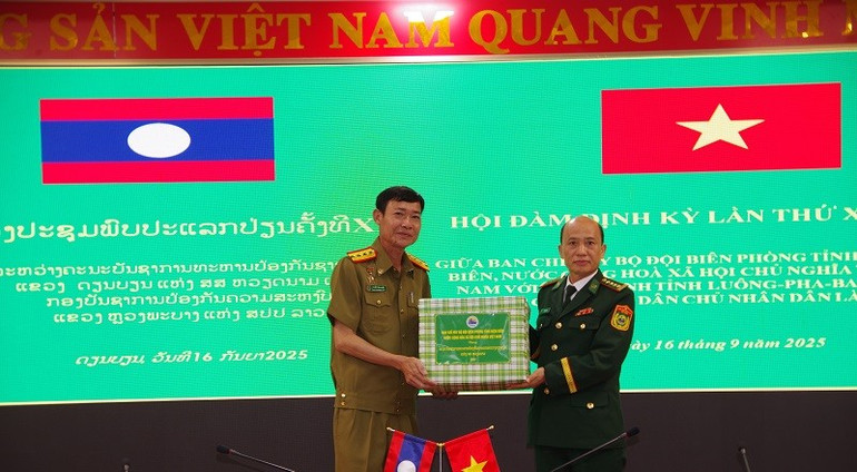 Lãnh đạo Ban Chỉ huy Bộ đội Biên phòng tỉnh Điện Biên trao quà lưu niệm tặng Ty An ninh tỉnh Luông Pha Bang. img-8915.jpg