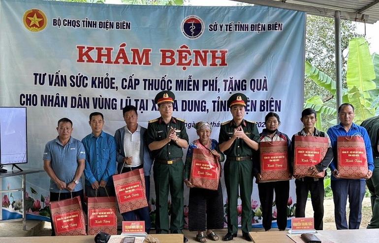 Colonel Trinh Duc Thiem (4th from left) and leaders of the Dien Bien Provincial Military Command presented gifts to people coming for medical examination. img-9424.jpg