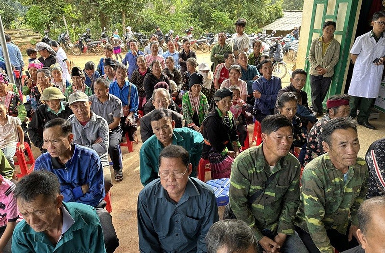 Flood victims wait their turn to see a doctor for medical examination and treatment advice. img-9425.jpg