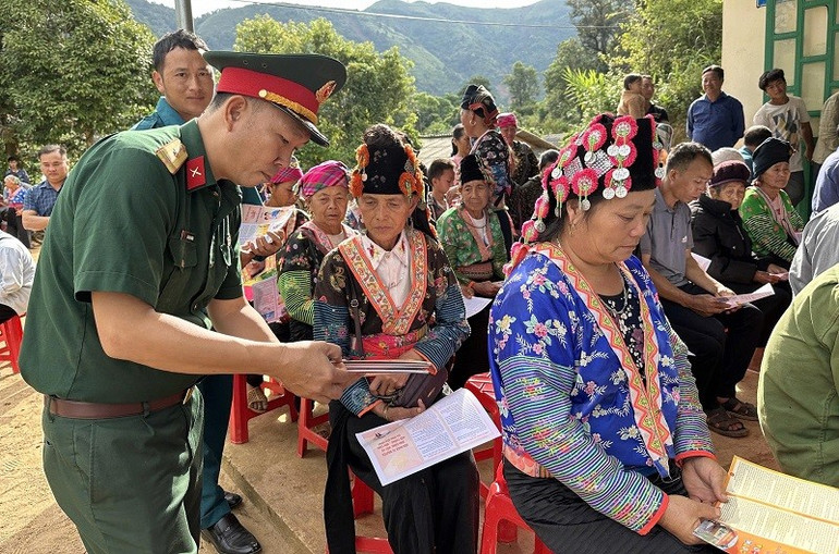Officers and soldiers of Dien Bien Provincial Military Command propagate the Road Traffic Law to people in Xa Dung commune. img-9426.jpg