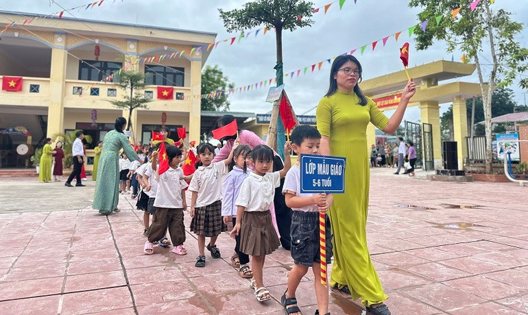 Cô giáo Trường mầm non Mường Nhé đón học sinh vào lớp. e00503ecce3f09e8790d718e369616b4.jpg