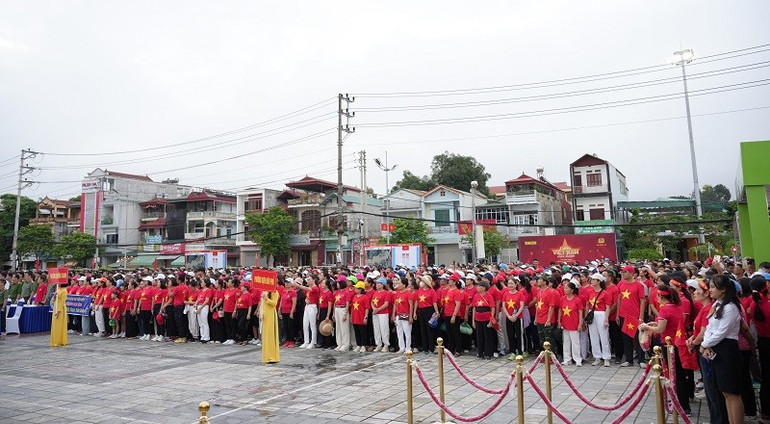 Tại đầu cầu quảng trường 7/5 phường Điện Biên Phủ, có gần 10 nghìn người là cán bộ, chiến sĩ Công an tỉnh Điện Biên cùng nhân dân Điện Biên tham dự chương trình. hd-03549.jpg