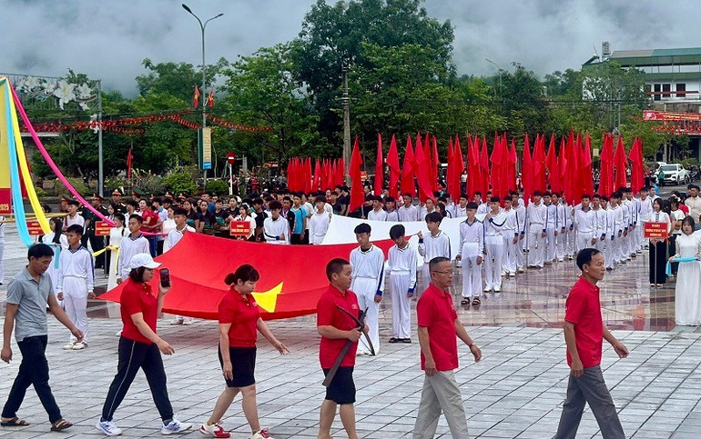 Tại xã biên giới Mường Nhé, trong sáng 28/8 có hàng trăm cán bộ, nhân dân các dân tộc hào hứng tham gia Đại hội thể dục Thể thao với tinh thần, khí thế thi đua sôi nổi... bc2c63d474254b5f32a40a387681e2fb.jpg
