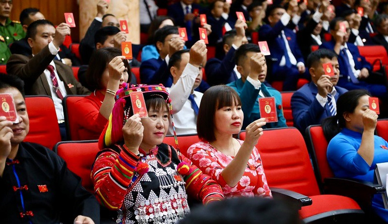 Đại biểu dự Đại hội biểu quyết thông qua các nội dung tại phiên họp trù bị. fg2a1979.jpg