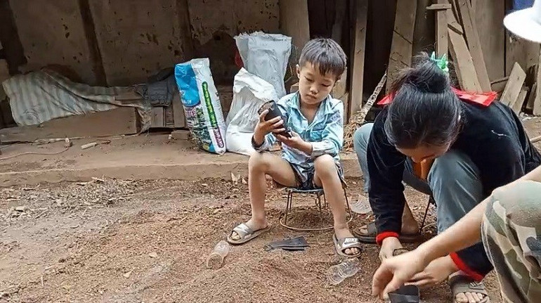 Không riêng người lớn mà cả những em bé ở các xã vùng cao trong huyện Tuần Giáo đều biết cách làm tum bầu để ươm cây giống cà-phê. (Ảnh: HỒNG NHUNG) 9870.jpg