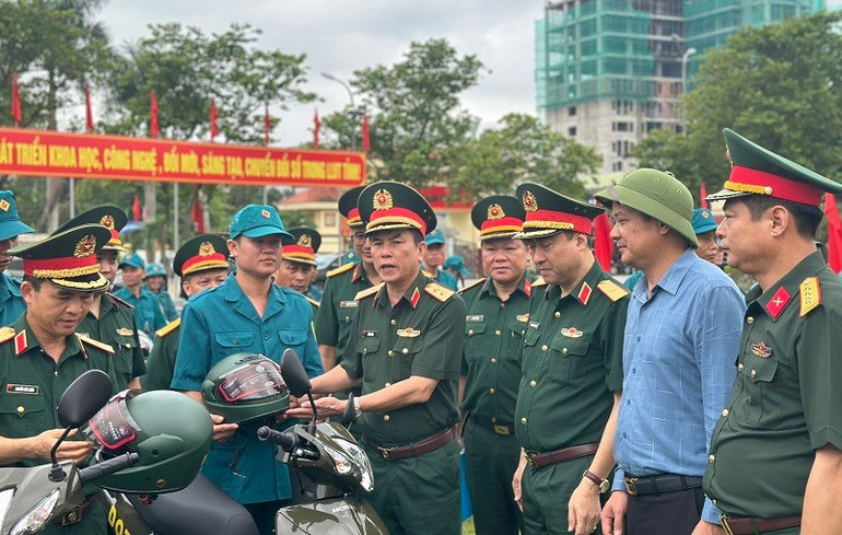 Trung tướng Đỗ Văn Thiện cùng các đồng chí lãnh đạo căn dặn chiến sĩ tiếp nhận sử dụng xe an toàn, phục vụ hiệu quả công tác. 8d007f3d5dc5b8ebbd58535f37c07799.jpg