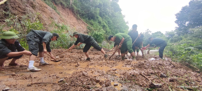Cán bộ, chiến sĩ công an tỉnh Điện Biên khắc phục sạt lở trên đường đi cứu nạn. img-7019.jpg