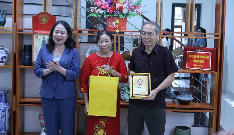 Phó Chủ tịch nước Võ Thị Ánh Xuân trao quà tặng thương binh Nguyễn Tiến Dũng và gia đình ở phường Điện Biên Phủ, tỉnh Điện Biên. img-9041.jpg