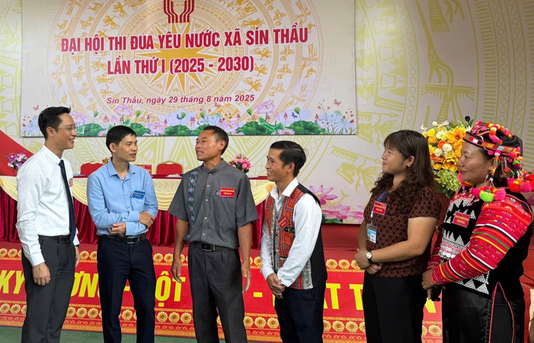Đồng chí Đặng Thành Huy (đầu tiên bên trái ảnh) nguyên Bí thư Tỉnh đoàn Điện Biên đã tiên phong về xã thực hiện nhiệm vụ theo mô hình chính quyền địa phương hai cấp. img-9521.jpg