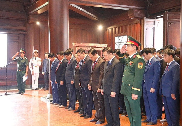 Đại biểu dự Đại hội Đảng bộ tỉnh Điện Biên lần thứ 15 dâng hương tưởng nhớ các Anh hùng liệt sĩ tại Đền thờ Liệt sĩ ở chiến trường Điện Biên Phủ trên đồi F. img-9508.jpg