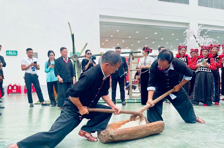 Thi giã bánh giầy của đồng bào dân tộc H'Mông tỉnh Điện Biên được giới thiệu đến người dân, du khách tham quan Triển lãm. img-8230.jpg
