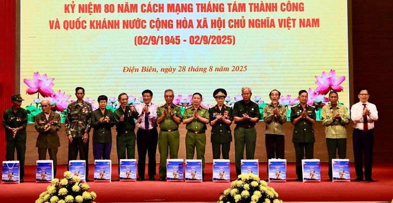 Các đồng chí lãnh đạo tỉnh Điện Biên trao quà, tri ân các cựu chiến binh, cựu công an nhân dân tại tỉnh Điện Biên. img-8206.jpg