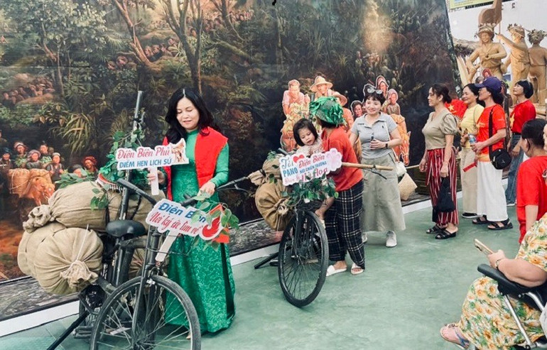 Du khách trải nghiệm "xe đạp thồ" - phương tiện vận chuyển đặc trưng trong Chiến dịch Điện Biên Phủ. img-8235-1.jpg