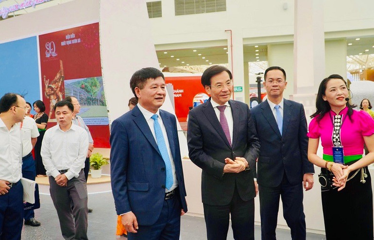 Bộ trưởng, Chủ nhiệm Văn phòng Chính phủ Trần Văn Sơn (thứ hai từ trái sang) tham quan gian trưng bày thành tựu của tỉnh Điện Biên tại triển lãm. img-8240.jpg