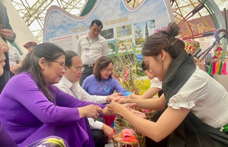 Du khách trải nghiệm nét tín ngưỡng "buộc chỉ cổ tay" của dân tộc Lào, dân tộc Thái tỉnh Điện Biên. img-8245.jpg
