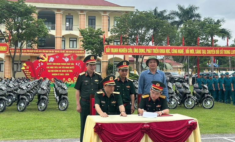 Các đồng chí lãnh đạo Tổng cục Hậu cần - Kỹ thuật, Quân khu 2 và lãnh đạo tỉnh Điện Biên chứng kiến bàn giao xe. 32aca5ce52b98e9768b5755c1c0ebf59.jpg