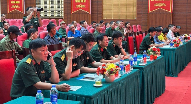 Thành viên Đoàn công tác Tổng cục Hậu cần-Kỹ thuật, Quân khu 2 và lãnh đạo tỉnh Điện Biên dự, chứng kiến buổi trao quà tặng gia đình chính sách ở xã Na Son. img-8015.jpg