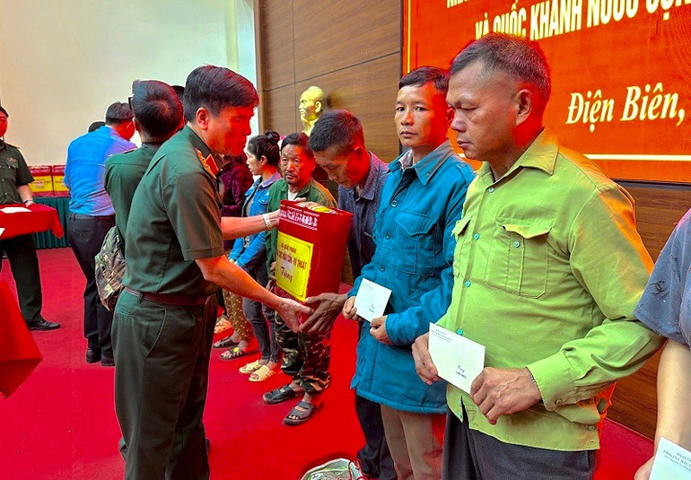 Trung tướng Đỗ Văn Thiện trao quà tặng các gia đình chính sách ở Na Son. img-8019.jpg