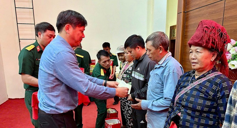 Đồng chí Lò Văn Cương, Phó Chủ tịch Ủy ban nhân dân tỉnh Điện Biên trao quà tặng các gia đình chính sách, hộ nghèo ở xã Na Son. img-8018.jpg