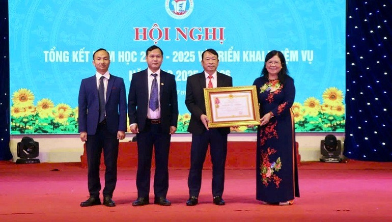 តាងនាមប្រធាន សមមិត្ត Giang Thi Hoa អនុប្រធានក្រុមប្រឹក្សាប្រជាជនខេត្ត Dien Bien បានប្រគល់មេដាយការងារថ្នាក់ទីបីដល់សមូហភាព។ img-8158.jpg