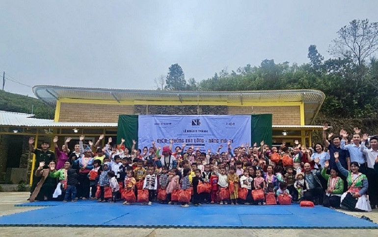 Nhân dân, học sinh bản Lồng vui mừng trong lễ khánh thành Điểm trường Hạnh Phúc. img-8149-1.jpg