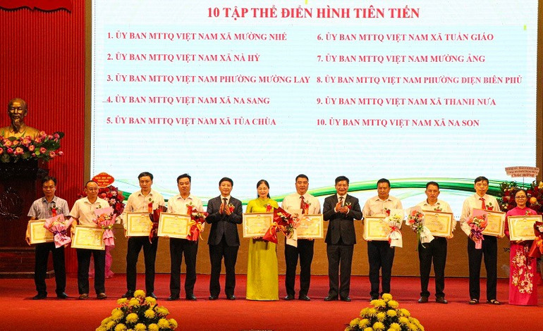 Các đồng chí lãnh đạo tỉnh Điện Biên trao Bằng khen tôn vinh các tập thể điển hình tiên tiến. img-8162.jpg