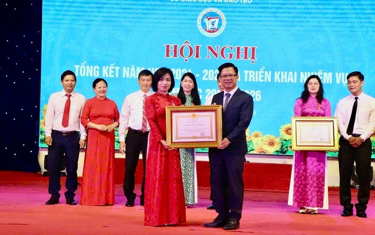 តាងនាមប្រធាន សមមិត្ត Pham Duc Toan អនុប្រធានអចិន្ត្រៃយ៍គណៈកម្មាធិការប្រជាជនខេត្ត Dien Bien បានប្រគល់មេដាយការងារថ្នាក់ទីបីដល់បុគ្គល។ img-8156.jpg