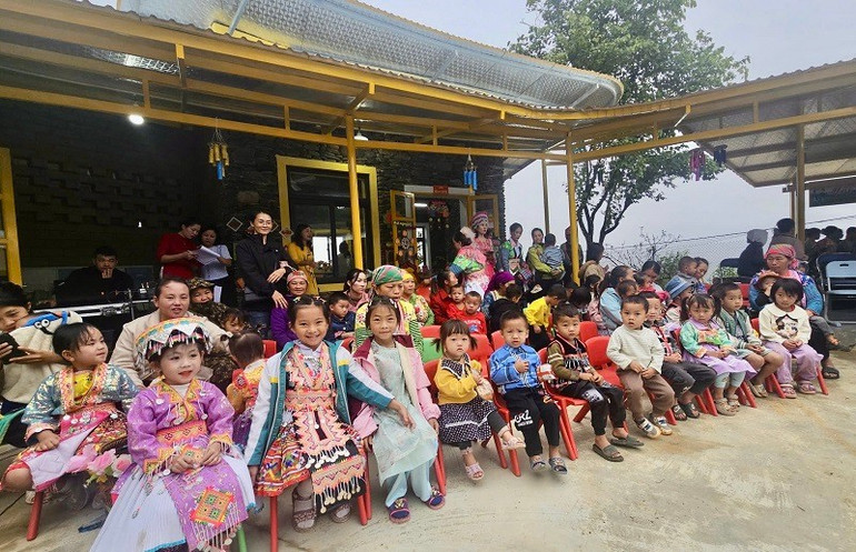 Nụ cười hiện rõ trên từng khuôn mặt của con em bà con ở bản Lồng. img-8144.jpg