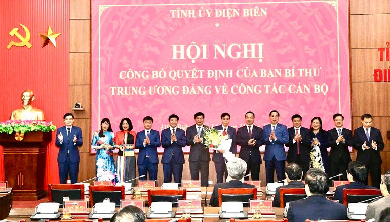 Os membros do Comitê Permanente da província de Dien Bien ofereceram flores e parabenizaram o camarada Le Van Luong. img-0377.jpg