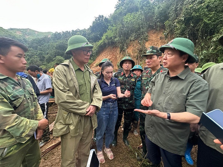 Phó Thủ tướng Trần Hồng Hà chỉ đạo lực lượng cứu hộ tại bản Háng Pù Xi. img-7092.jpg