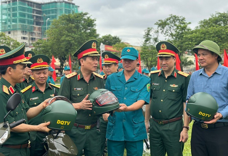Cùng với xe, Cục Hậu cần - Kỹ thuật còn trang bị mũ bảo hiểm theo xe và lô gô thống nhất là "DQTV". 38828472893de9afe1bcd35ef80cbde7.jpg