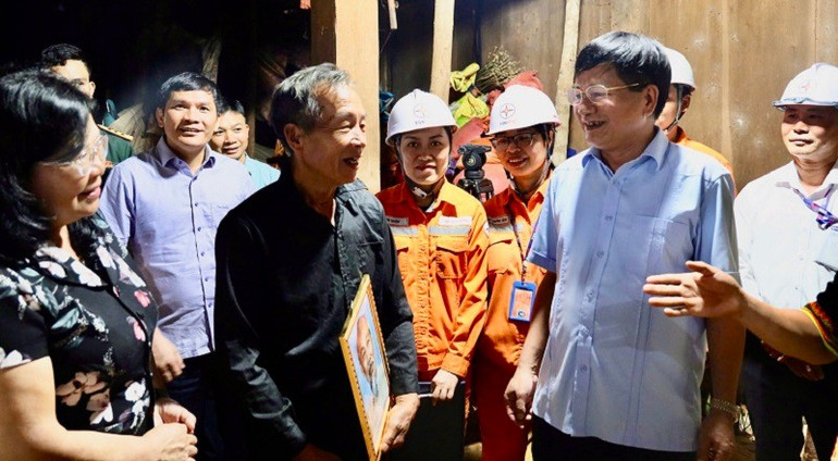 Đồng chí Lê Thành Đô, Chủ tịch Ủy ban nhân dân tỉnh Điện Biên chung vui với người dân bản Nặm Chan I khi đón dòng điện lưới quốc gia về bản. img-5887.jpg