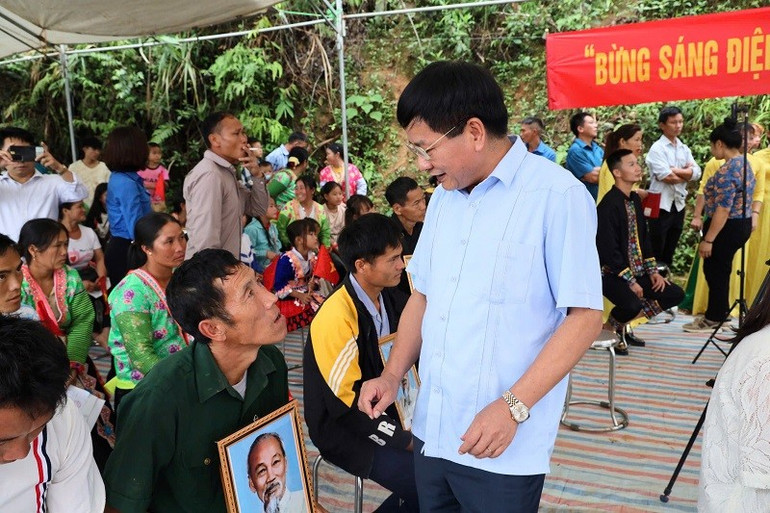 Chủ tịch Ủy ban nhân dân tỉnh Điện Biên Lê Thành Đô ân cần căn dặn nhân dân bản Nặm Chan 1, Pơ Mu sẽ sử dụng điện hiệu quả trong sản xuất để phát triển kinh tế gia đình. img-5874.jpg