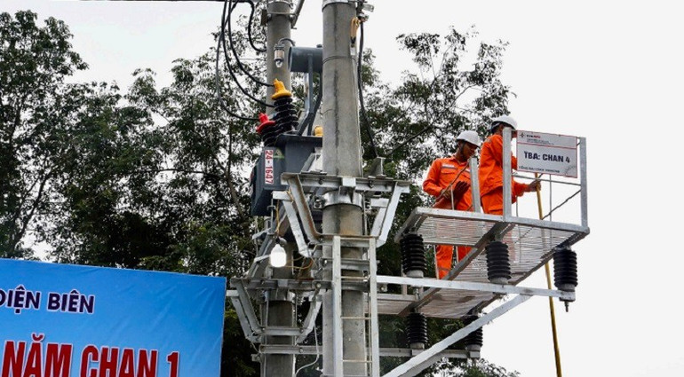 Công nhân Công ty Điện lực Điện Biên thực hiện kỹ thuật đóng điện tại Trạm biến áp bản Nặm Chan I, huyện Mường Ảng, tỉnh Điện Biên. img-5885.jpg