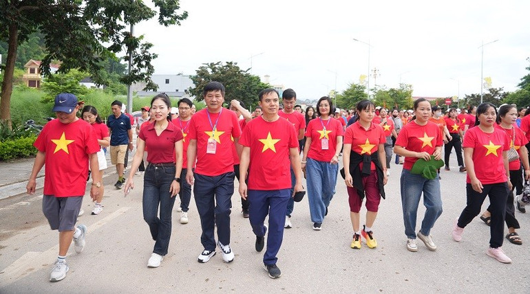 Đồng chí Lê Thành Đô (thứ ba từ trái sang-hàng đầu) cùng cán bộ, nhân dân tỉnh Điện Biên đi bộ trong chương trình "1 tỷ bước chân tiến vào kỷ nguyên mới" do Báo Nhân Dân và Bộ Công an phối hợp thực hiện. nqa06926.jpg