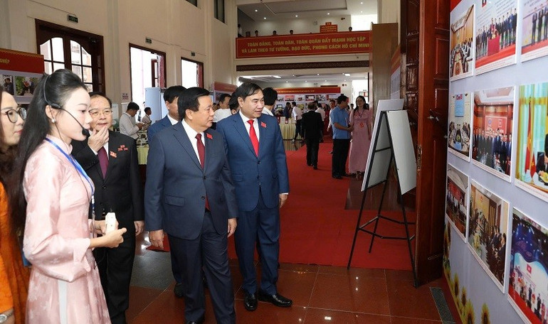 Comrade Nguyen Xuan Thang, Politburo member, Director of Ho Chi Minh National Academy of Politics visited the exhibition of socio-economic achievements of Dien Bien province at the Congress. img-9569.jpg