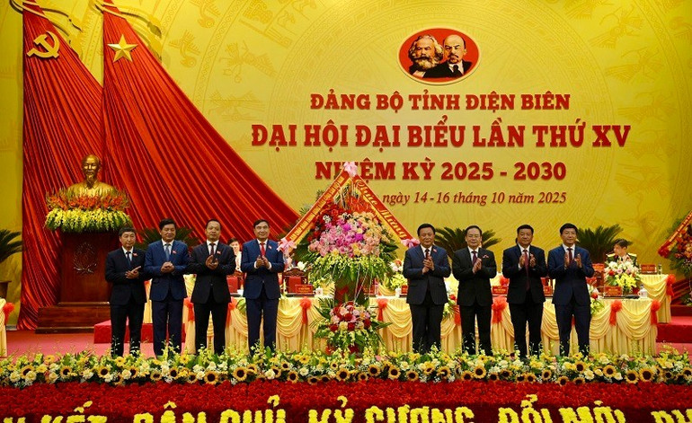On behalf of the Politburo, comrade Nguyen Xuan Thang presented flowers and congratulated the 15th Dien Bien Provincial Party Congress, term 2025-2030. img-9573.jpg