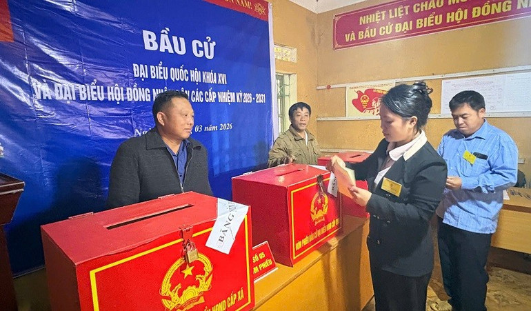 Cử tri xã Xa Dung tỉnh Điện Biên bỏ phiếu bầu đại biểu Quốc hội và Hội đồng nhân dân các cấp.