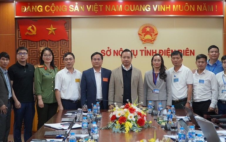 Đồng chí Trần Tiến Dũng, Bí thư Tỉnh ủy Điện Biên kiểm tra công tác chỉ đạo tại trung tâm điều hành bầu cử (thuộc Sở Nội vụ Điện Biên).