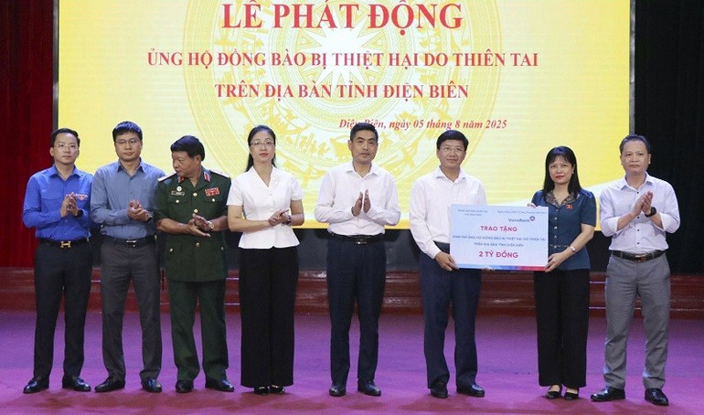Đại biểu Quốc hội Tạ Thị Yên trao 2 tỷ đồng hỗ trợ đồng bào vùng lũ. img-7399.jpg