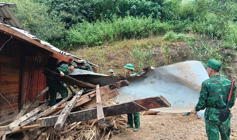 Nhờ có bộ đội, người dân vùng lũ bớt nhọc nhằn hơn. img-7380.jpg