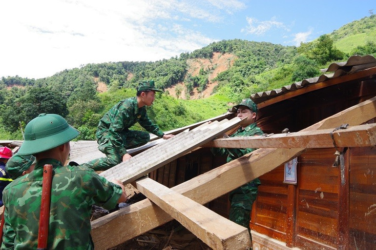 Chiến sĩ Ban Chỉ huy Bộ đội Biên phòng tỉnh Điện Biên giúp người dân vùng lũ sửa chữa nhà ở. img-7413.jpg